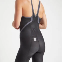 FINIS HydroX ClosedBack Black -Aqua Shop 1.10.044 Black Usage.Main 05